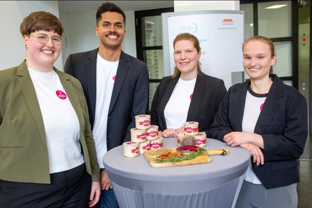 Der dritte Platz sowie der Innovations-Sonderpreis wurde an Hanna Burg, Alex John Thottumkal, Eva Walter und Britta Englert (v. l.) verliehen.