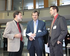 "Das Thema 3-MCPD-Fettsäureester ist für die Industrielle Gemeinschaftsforschung prädestiniert, weil hier Branchenforschung im Dienste des Verbraucherschutzes betrieben werden muss" erläutert FEI-Geschäftsführer Dr. Volker Häusser (links) den Vertretern des BMWi, MinR Thomas Zuleger (Mitte) und Marek Bänsch (rechts) bei der Veranstaltung zum erfolgreichen Abschluss des Projektes am 21. November in Berlin."
