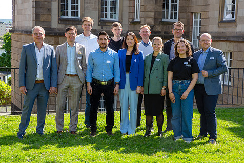 Das Moderations-Team und die Referenten freuen sich über ein gelungenes Kooperationsforum bei herrlichem Wetter: Prof. Dr. Holger Zorn, Dr. Georg Munz, Prof. Dr. Patrick Rühs, Dr. Washington Logrono, Dr.-Ing. Andreas Hoffmann, Prof. Dr. Yanyan Zhang, Prof. Dr. Philip Benz, Dr. Leonie J. Jahn, Prof. Dr. Martin Rühl, Jana Frederike Czerwinske und Dr. Alexander Stephan (v. l.)