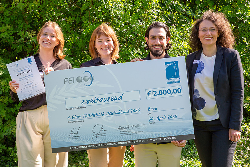 Das strahlende Siegerteam der Hochschule Bremerhaven: Franziska Diebel, Pauline Hoffmann und Yusuf Toprak mit Betreuerin Prof. Dr. Ramona Bosse (v. l.)