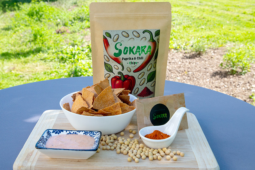 Ein nachhaltiger Snack, dessen Grundstoff als Nebenstrom aus der Tofu- bzw. Sojamilchherstellung anfällt: „Sokara Chips“.