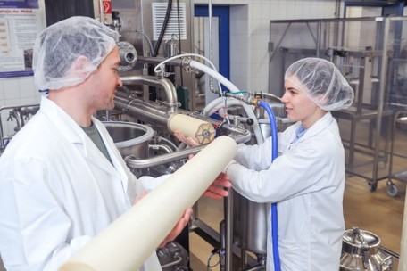 Wechsel eines Membranmoduls im Technikum der Forschungsstelle.