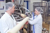 Wechsel eines Membranmoduls im Technikum der Forschungsstelle.