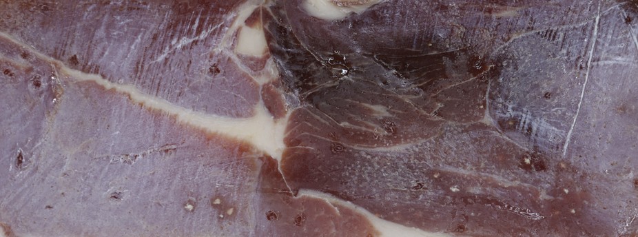 Im Bild sind neben dem weißlichen Belag verschiedene punktuelle Kristalle zu erkennen, die in südlichen Ländern akzeptiert werden.