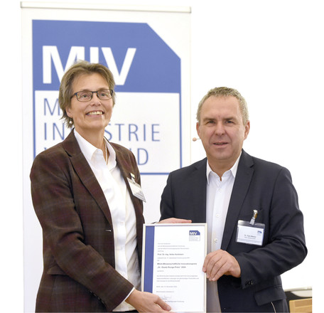 Preisträgerin Prof Dr.-Ing. Heike Karbstein und Dr. Hans Besner, Vorsitzender der Arbeitsgruppe Forschung im MIV e. V. (v. l.) bei der Preisverleihung in Fulda.