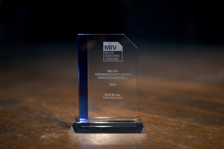 Der MIV-Preis ist mit 10.000 Euro dotiert und kann jährlich an Persönlichkeiten vergeben werden, die sich wesentlich in der milchspezifischen Forschung engagieren. Dieses können Natur- bis hin zu Rechts- und Wirtschaftswissenschaft sein. Entscheidend ist die besondere Praxisnähe zur Milch und damit die Bedeutung für Molkereipraxis und Milchwissenschaft.