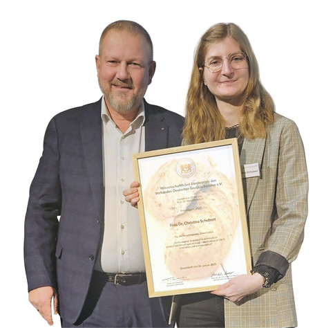 Dr. Christina Schubert erhielt am 14. Januar 2025 den Förderpreis des Verbands Deutscher Großbäckereien e. V. Im Bild: Hauptgeschäftsführer Tobias Schuhmacher und die Preisträgerin (v. l.)