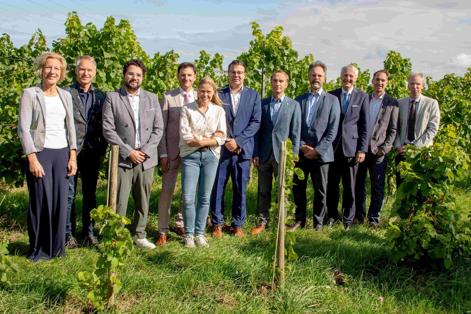 Die Referentinnen und Referenten freuen sich über einen gelungenen Vortragstag: Prof. Dr. Maren Scharfenberger-Schmeer, Dr. Mario Stahl, Friedrich-Meuser-Forschungspreisträger 2025 Dr. Miquel Ángel Ballesteros Martínez, FEI-Geschäftsführer Dr. Georg Munz, Dr. Kerstin Münnemann, Prof. Dr. Dominik Durner, Dr. Christof Steingaß, FEI-Vorstandsvorsitzender Dr. Götz Kröner, Prof. Dr. Ulrich Fischer, Prof. Dr. Fabian Weber und Dr. Andreas Kortekamp (v. l.)
