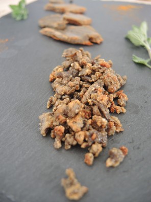 Eingeweichtes und gebratenes Texturat aus 80% Sesampresskuchen und 20% Erbsenproteinisolat.