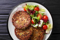 Bild zu IGF eröffnet neue Wege bei der Produktion von Fleischalternativen: Wie Ölpresskuchen vom Nebenprodukt zur wertvollen Proteinquelle avancieren