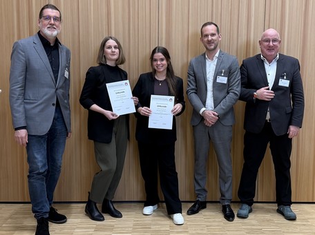 Die Preisträgerinnen des diesjährigen BGS-Forschungsförderpreises: Dr. Raphaela Staltner und Laura Bruno (v. l.) mit dem stellvertretenden Vorsitzenden des BGS-Professoren-Treffs Dr. Volker Herdegen, dem BGS-Vorsitzenden Dr. Julian Aschoff und Klaus Heitlinger (v. l.) 
