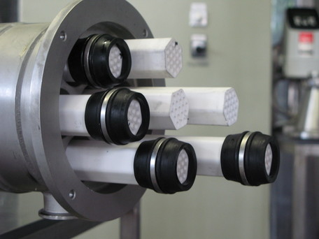 Querschnittsnahes Foto eines Mehrfach-Membranmoduls mit mehreren keramischen/tubulären Filtrations- und Dichtelementen an den Enden.