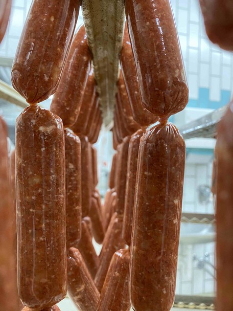 Vegane Snack-Salami vor der Trocknung.
