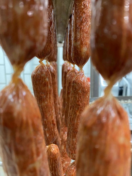 Salamis nach dem Trocknungsprozess.