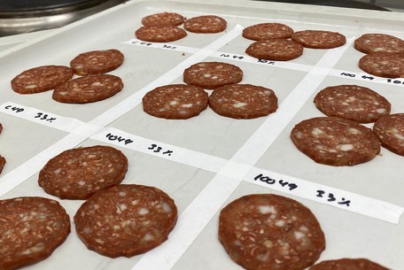 Am Ende des Prozesses erhält man die schnittfeste vegane Salami.