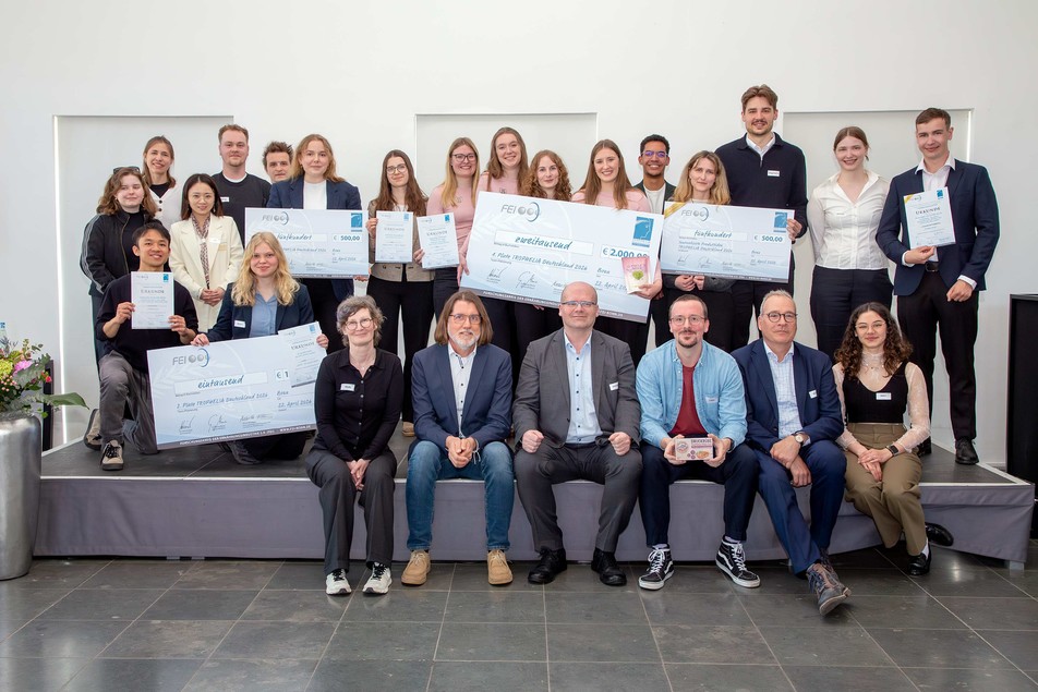 Die sechs Finalisten-Teams und Mitglieder der Jury bei der Preisverleihung von TROPHELIA Deuschland 2026.