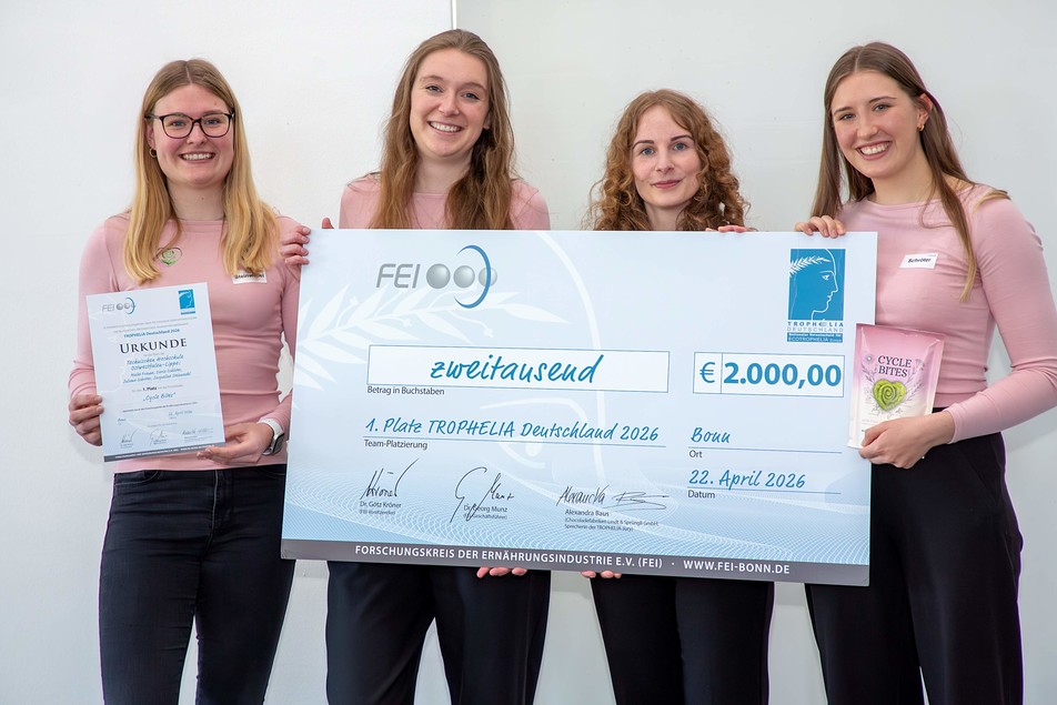 Das Siegerteam der Technischen Hochschule Ostwestfalen-Lippe mit dem Scheck für den mit 2.000 Euro dotierten 1. Platz.