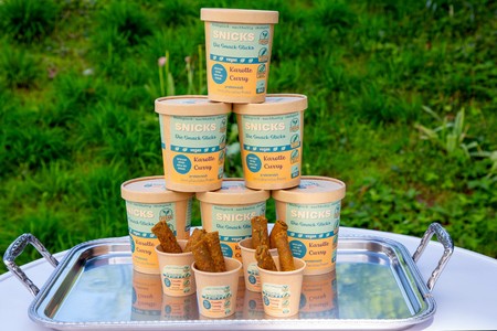 „Snicks" ist ein koffeinhaltiger Snack-Stick auf Soja- und Weizenproteinbasis mit Möhre, Füllung aus Möhrenkraut sowie der Nebenstromverarbeitung Guayusa.