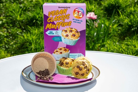 Eine proteinreiche Backmischung auf Basis von Ackerbohnenmehl mit Tröpfchen aus kakaofreier Schokoladenalternative: „Happy Beans“.