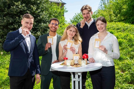 Den Sonderpreises für die innovativste Produktidee erhielt ein Team der TU Berlin: Christopher Kind, Karim Djitté, Alexa Schreiber, Jari Begemann und Ylva Dietrich (v. l.)