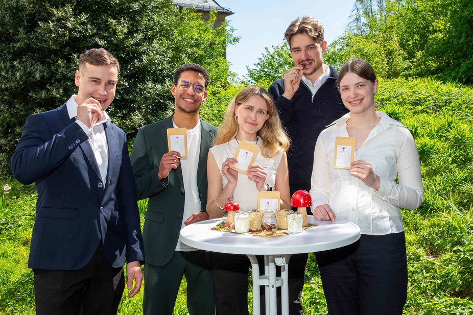 Den Sonderpreises für die innovativste Produktidee erhielt ein Team der TU Berlin: Christopher Kind, Karim Djitté, Alexa Schreiber, Jari Begemann und Ylva Dietrich (v. l.)