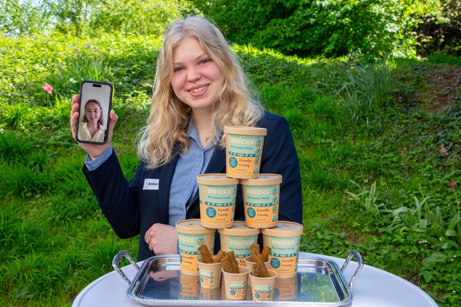 Freuen sich über den zweiten Platz: Annabelle Lauterbach (links; mobil) und Anne Anton.