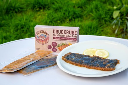 „Druckrüben Filet“ aus upgecycelten Zuckerrübenschnitzeln überzeugt mit seiner fischähnlichen Textur durch hochdruckbehandelte Stärke-Matrix.