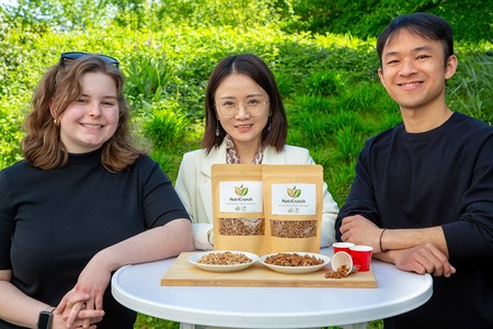 Das Entwickler-Team der Produktidee: Clara Liebhart, Yanan Li und Richard Sutedjo (v. l.) Nicht im Bild: Saba Grohmann, Lisa Muchow und Amata Safo.