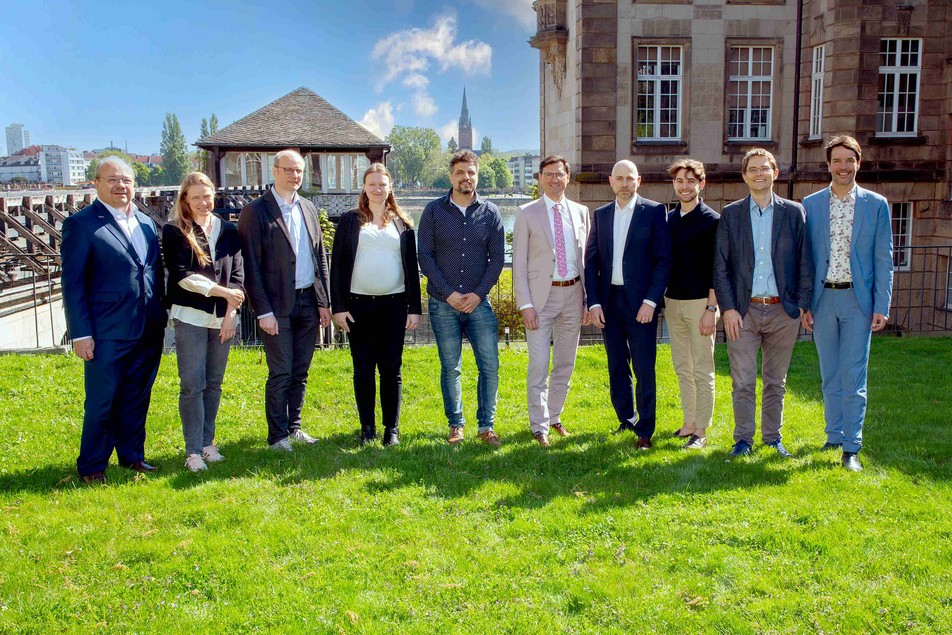 Das Moderations- und die Referententeam freut sich über ein gelungenes Kooperationsforum bei herrlichem Wetter im Bonner Uniclub: Dr. Stefan Pecoroni, Dr. Kerstin Münnemann, Dominik Ulrich Geier, Dr. Gina Zeh, Dr. Felix Krujatz, FEI-Geschäftsführer Dr. Georg Munz, Dr. Hannes Köhler, Niklas-Maximilian Epping, Prof. Dr. Jens Anders und Prof. Dr. Stefan Töpfl (v. l.). Nicht im Bild: Dr. Christoph Rehbock.