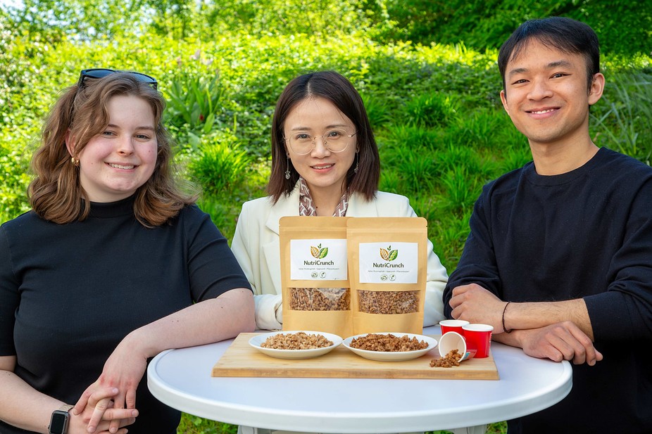 Das Entwickler-Team der Produktidee: Clara Liebhart, Yanan Li und Richard Sutedjo (v. l.) Nicht im Bild: Saba Grohmann, Lisa Muchow und Amata Safo.