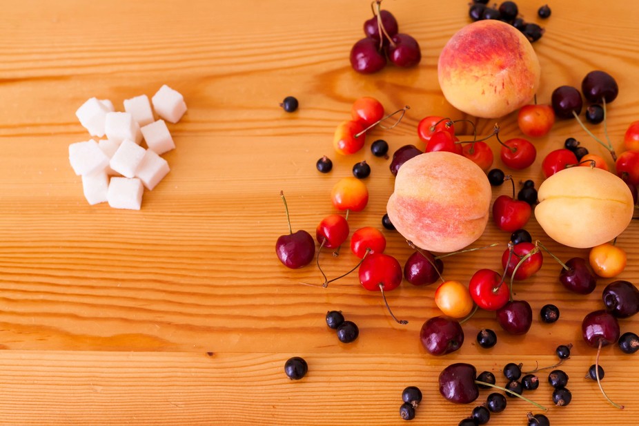 Früchte und Zuckerwürfel symbolisieren die Herausforderung, Fremdzucker in Fruchtsäften zuverlässig nachzuweisen.