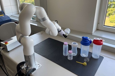 Roboterarm zur kontrollierten Nachbildung typischer Schüttel- und Rührbewegungen.