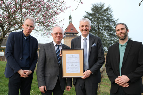 Dr. Andreas Kortekamp (Leitung DLR-Rheinpfalz & 2. Vorsitz GFF Rebenzüchtung), Dr. Reinhard Töpfer (Vorsitz GFF Rebenzüchtung), Peter-Morio-Preisträger 2026 Prof. Dr. Ulrich Fischer (DLR-RP) und Laudator Dr. Oliver Trapp (Leitung Institut für Rebenzüchtung des JKI) (v. l.)