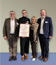 Wissenschaftlicher Förderpreis für Dr.-Ing. Thekla Katharina Alpers (2.v.l.), im Bild zusammen mit Norbert Lötz (l.), Präsident VDG, Heike Engels, Vizepräsidentin VDG, und Tobias Schuhmacher, Hauptgeschäftsführer VDG