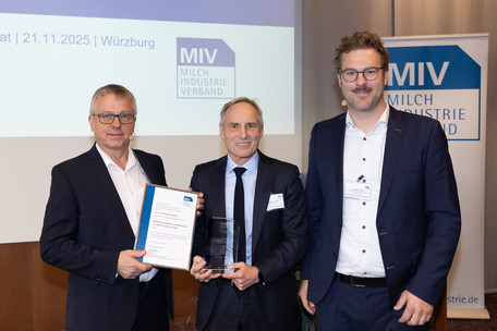 Hugo Lübbers (frischli Milchwerke GmbH), Preisträger Prof. Dr. Reinhard Kohlus und Dr. Jakob Fröhlich (ALPAVIT Käserei Champignon Hofmeister GmbH & Co. KG) (v. l.)