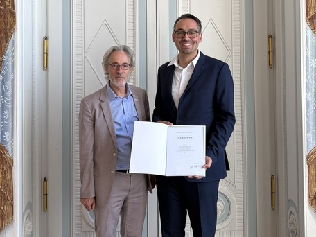 Prof. Dr. Martin Gand (rechts) mit dem Rektor der Universität Hohenheim Prof. Dr. Christoph Schneider (links) anlässlich seiner Ernennung zum Professor für Biotechnologie.