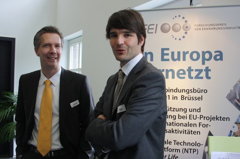 Der EU-Referent des FEI, Dr. Jan Jacobi (links), freut sich über das Interesse an weiteren EU-Projekten von Prof. Dr. Stefan Töpfl (rechts). Der EU-Referent des FEI, Dr. Jan Jacobi (links), freut sich über das Interesse an weiteren EU-Projekten von Prof. Dr. Stefan Töpfl (rechts).