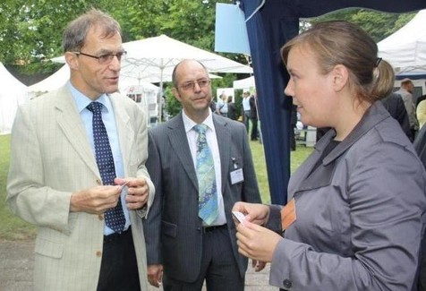 Erläutert gern ihre erfolgreichen Forschungsergebnisse: Doktorandin Judith Forstner (rechts, Uni Erlangen) im Gespräch mit BMWi-Referatsleiter Wolfgang Crasemann (links). In der Mitte: Dr. Rainer Benning, Leiter des Forschungsbereiches "Prozessautomatisierung" am LSTM der Uni Erlangen.