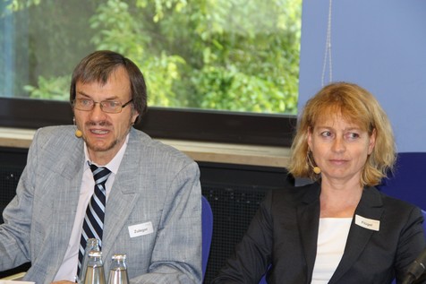 Die Vertreter des BMWi: Thomas Zuleger stellte die IGF-, Claudia Flügel die ZIM-Aktivitäten des BMWi vor. Die Vertreter des BMWi: Thomas Zuleger stellte die IGF-, Claudia Flügel die ZIM-Aktivitäten des BMWi vor.