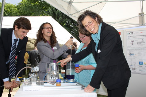 Das KIT-Team: Dipl.-Ing. Tobias Schuler, Dipl.-Ing. Katharina Kelemen, Dr. Barbara Freudig und Prof. Heike P. Schuchmann. Das KIT-Team: Dipl.-Ing. Tobias Schuler, Dipl.-Ing. Katharina Kelemen, Dr. Barbara Freudig und Prof. Heike P. Schuchmann.