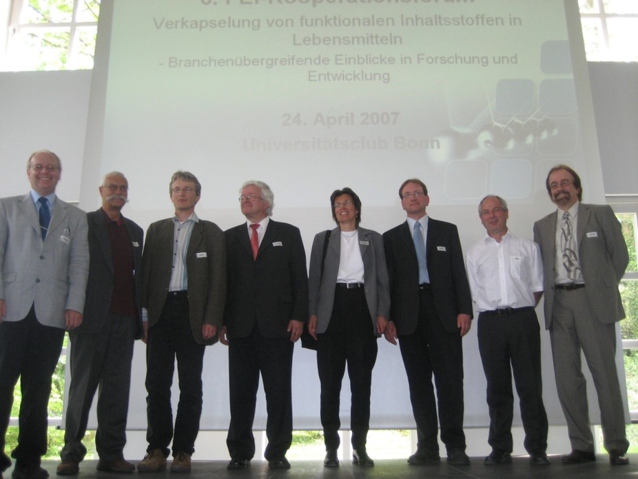 Die Verkapselungsexperten (von li. nach re.): Prof. Dr. H. Rehage, PD Dr. H. Bäumler, Prof. Dr. K. Mäder, Dr. M. de Vrese, Prof. Dr. H. P. Schuchmann, Dr. G. Reinders, Dr. R. Miller, Prof. Dr. E. J. Windhab.