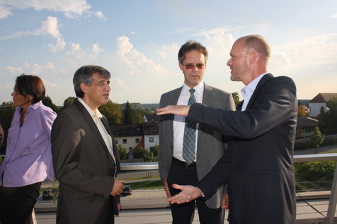 Im Gespräch: FEI-Vorsitzender Dr. Götz Kröner (Mitte) mit den Vorstandsmitgliedern Prof. Dr. Antonio Delgado (links) und Dipl.-Ing. Philipp Hengstenberg. Im Gespräch: FEI-Vorsitzender Dr. Götz Kröner (Mitte) mit den Vorstandsmitgliedern Prof. Dr. Antonio Delgado (links) und Dipl.-Ing. Philipp Hengstenberg.