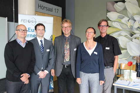 Gute Laune im Umfeld des Wissenschaftlichen Ausschusses: Anders Claussen, Dipl.-Ing. Manuel Konrad, Prof. Dr. Hermann Nirschl, Dr. Doris Jaros und Prof. Dr. Harald Rohm. Gute Laune im Umfeld des Wissenschaftlichen Ausschusses: Anders Claussen, Dipl.-Ing. Manuel Konrad, Prof. Dr. Hermann Nirschl, Dr. Doris Jaros und Prof. Dr. Harald Rohm.