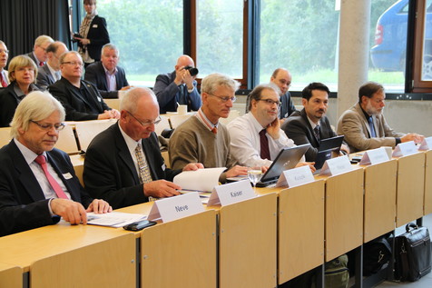 In der ersten Reihe der Vortragsveranstaltung: Die Referenten Dr. Horst Neve, Dr. Heinz Kaiser, Prof. Dr. Ulrich Kulozik, Prof. Dr. Jochen Weiss, Prof. Dr. Thomas Hofmann und FEI-Geschäftsführer Dr. Volker Häusser. In der ersten Reihe der Vortragsveranstaltung: Die Referenten Dr. Horst Neve, Dr. Heinz Kaiser, Prof. Dr. Ulrich Kulozik, Prof. Dr. Jochen Weiss, Prof. Dr. Thomas Hofmann und FEI-Geschäftsführer Dr. Volker Häusser.