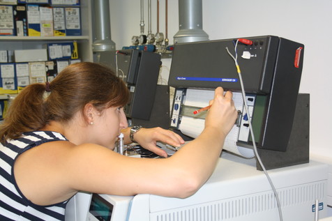 Im Labor der DFA werden aromaaktive Verbindungen mit Hilfe eines Gaschromatographen identifiziert. Im Labor der DFA werden aromaaktive Verbindungen mit Hilfe eines Gaschromatographen identifiziert.