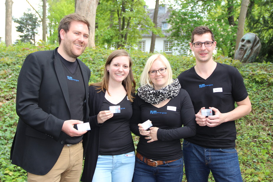 Ein zweiter Platz 2: Das TUMenergize-Team von der TU München mit Betreuer Maximilian Dietz (links).