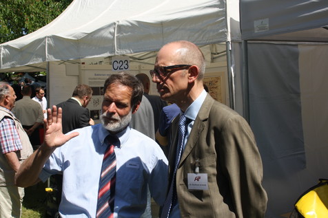 Auch Dr. Burkhard Schmidt, Geschäftsführer der AiF im Bereich der Industriellen Gemeinschaftsforschung (IGF), besuchte den Stand des FEI (hier mit Dr. Volker Häusser, Geschäftsführer des FEI, links). Auch Dr. Burkhard Schmidt, Geschäftsführer der AiF im Bereich der Industriellen Gemeinschaftsforschung (IGF), besuchte den Stand des FEI (hier mit Dr. Volker Häusser, Geschäftsführer des FEI, links).