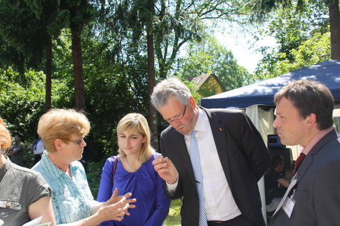 MdB Nina Warken (2. von links) und MdB Alois Gerig (2. von rechts) konnten sich davon überzeugen: Nicht nur Muffins, auch Brot aus Gerstenmehl ist gesund und schmackhaft! (links Helga Woltersdorf, ILU). MdB Nina Warken (2. von links) und MdB Alois Gerig (2. von rechts) konnten sich davon überzeugen: Nicht nur Muffins, auch Brot aus Gerstenmehl ist gesund und schmackhaft! (links Helga Woltersdorf, ILU).