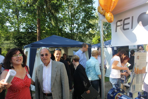 Hier gibt es viel zu entdecken: MdB Dr. Gregor Gysi war schon früh am Morgen am Stand des FEI zu sehen. Hier gibt es viel zu entdecken: MdB Dr. Gregor Gysi war schon früh am Morgen am Stand des FEI zu sehen.