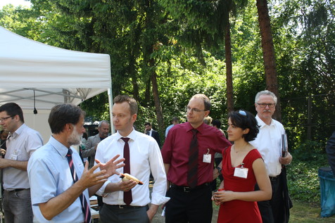 Von rechts: Viktoria Cvetkovic, Alexander Kokus (beide AiF) und Dr. Tobias Voigt, Geschäftsführer der Industrievereinigung für Lebensmitteltechnologie und Verpackung e. V. (IVLV), im Gespräch mit Dr. Volker Häusser, Geschäftsführer des FEI. Von rechts: Viktoria Cvetkovic, Alexander Kokus (beide AiF) und Dr. Tobias Voigt, Geschäftsführer der Industrievereinigung für Lebensmitteltechnologie und Verpackung e. V. (IVLV), im Gespräch mit Dr. Volker Häusser, Geschäftsführer des FEI.